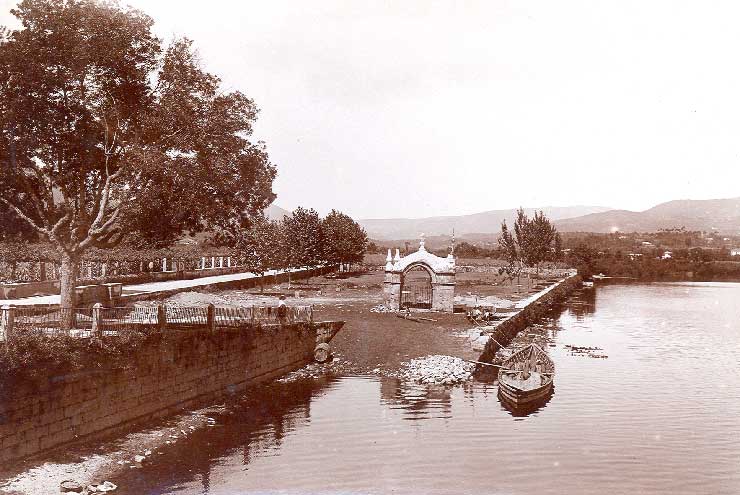 Imagem antiga com a Capela do Anjo da Guarda junto ao cais.