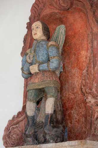 Escultura do Arcanjo São Miguel, no interior da capela, após restauro recente.